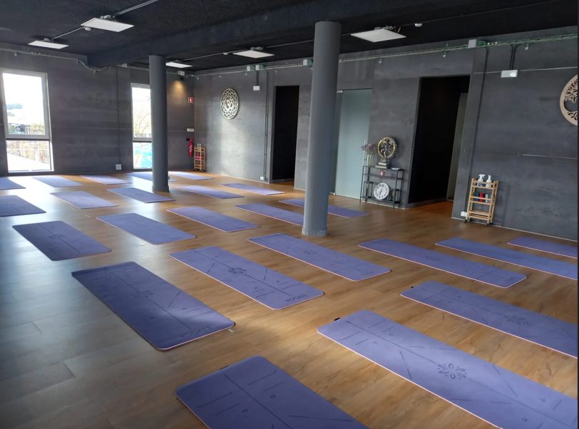 Sala de aulas de grupo do Ginásio Osteo 1, preparada para uma aula de yoga