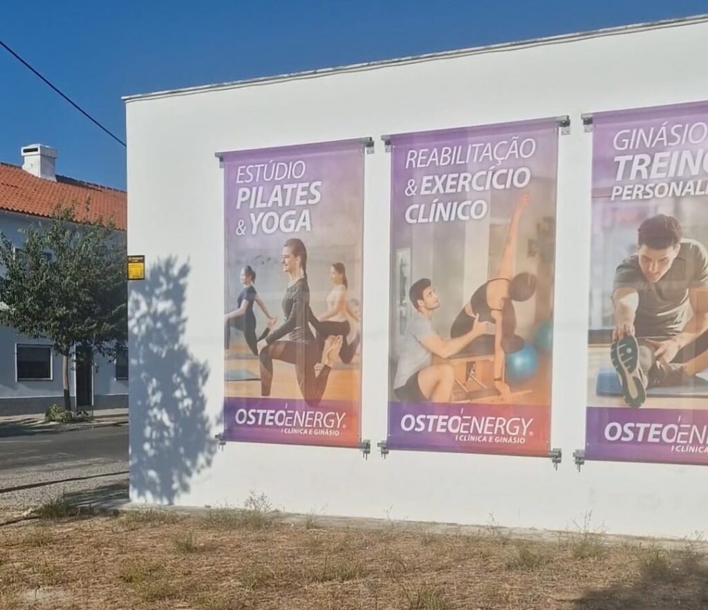Lateral do Ginásio Osteoenergy do Bacelo, com as lonas de Pilates, Yoga e Treino Personalizado
