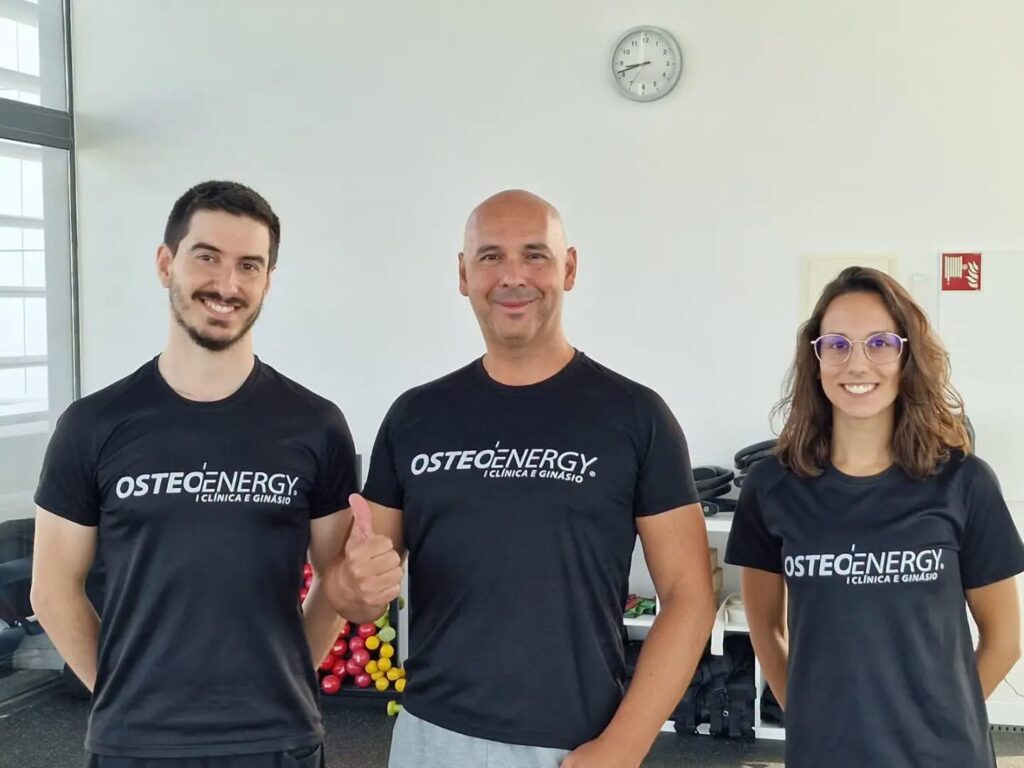 Três profissionais da equipa Osteoenergy, com o equipamento da marca, num dos ginásios em Évora
