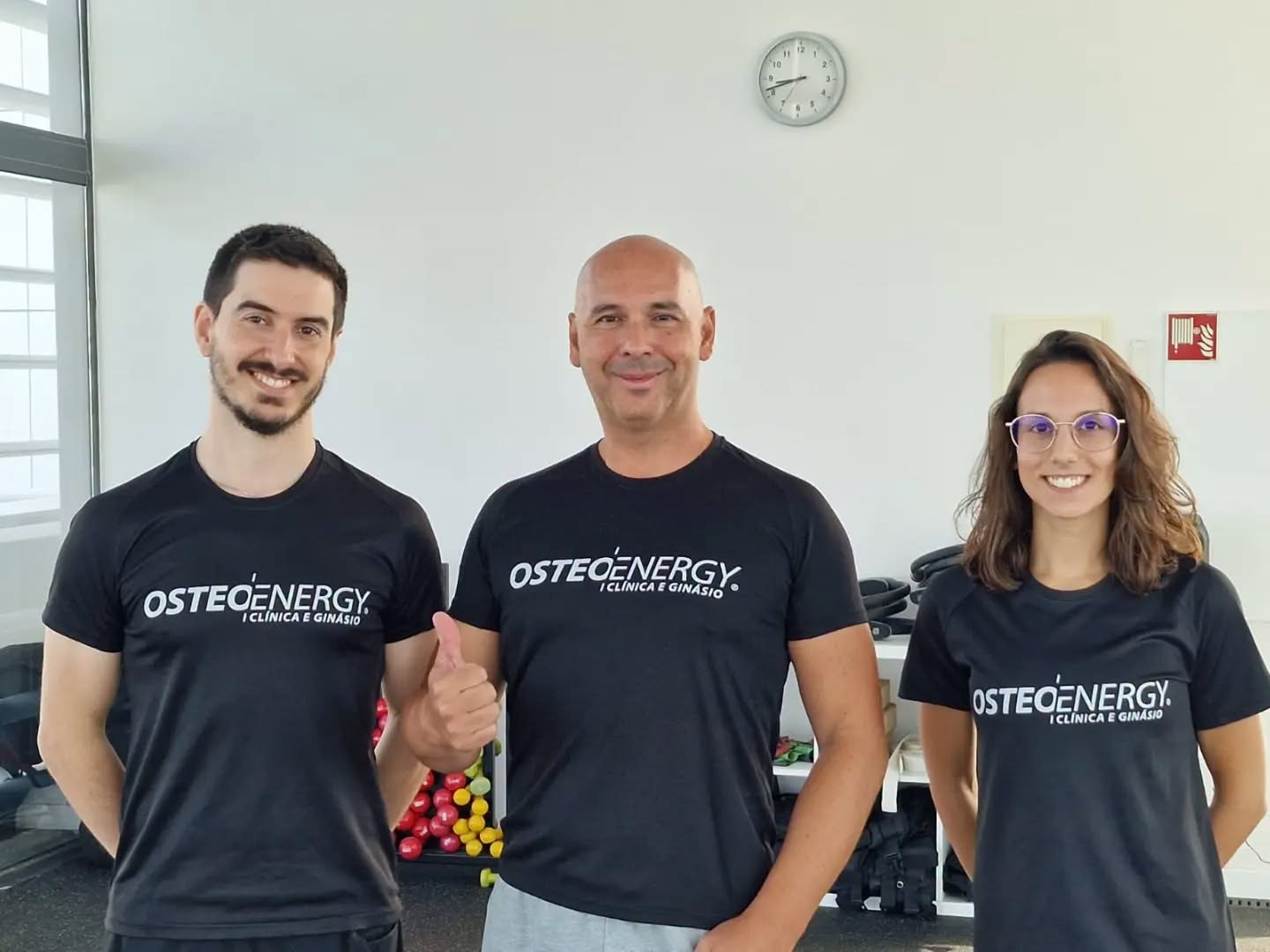 Três profissionais da equipa Osteoenergy, com o equipamento da marca, num dos ginásios em Évora